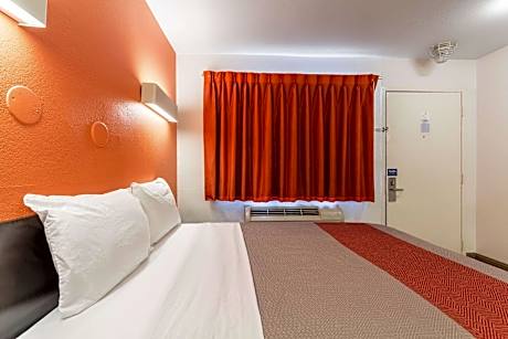 1 QUEEN BED | SMOKING