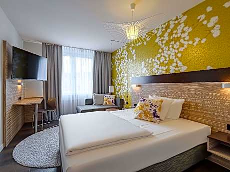 Double Room with Queen-size bed and Couch