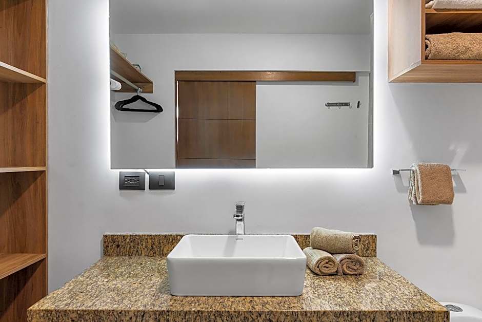 Monyxbnb at Zoho Skies