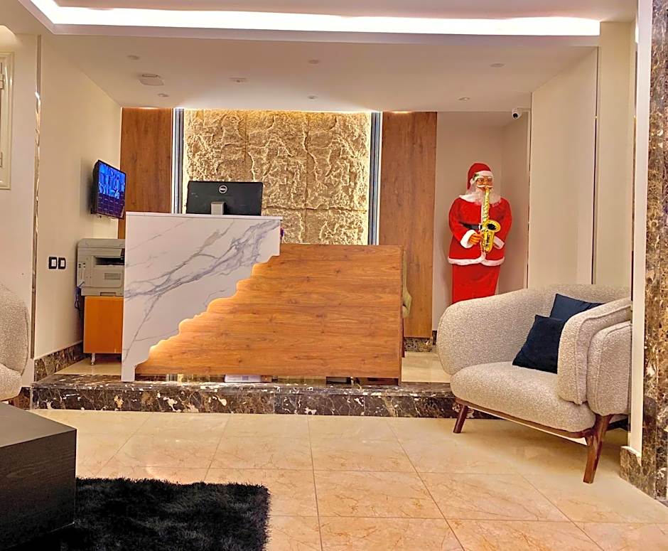 New Museum, Pyramids inn