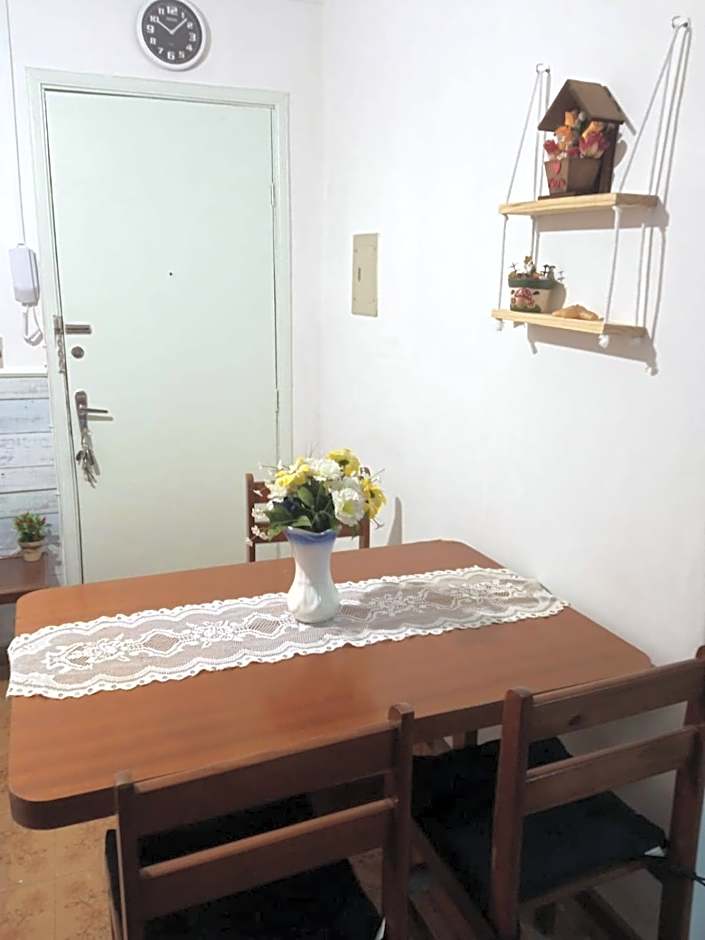 Kitnet Temporada Praia Grande SP - Completa com Wi-fi, garagem rotativa, 1 quadra da praia - no centro comercial Boqueirão