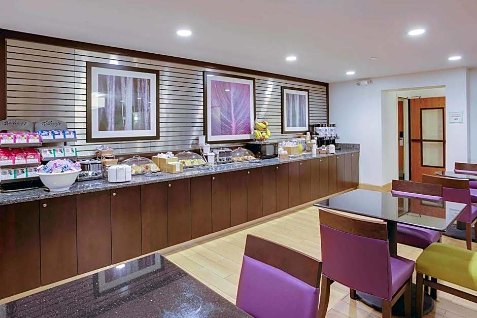 La Quinta Inn & Suites by Wyndham Detroit Metro Airport
