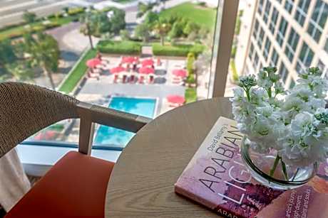 Family Queen Suite with Pool View - Theme Park Access