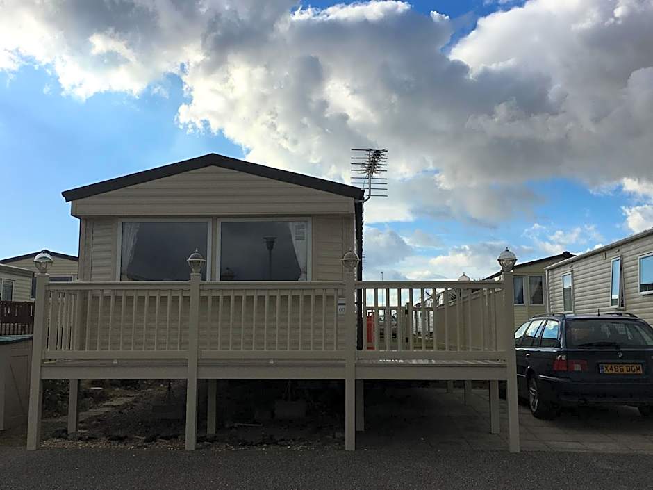 Caravan by the sea Trecco Bay