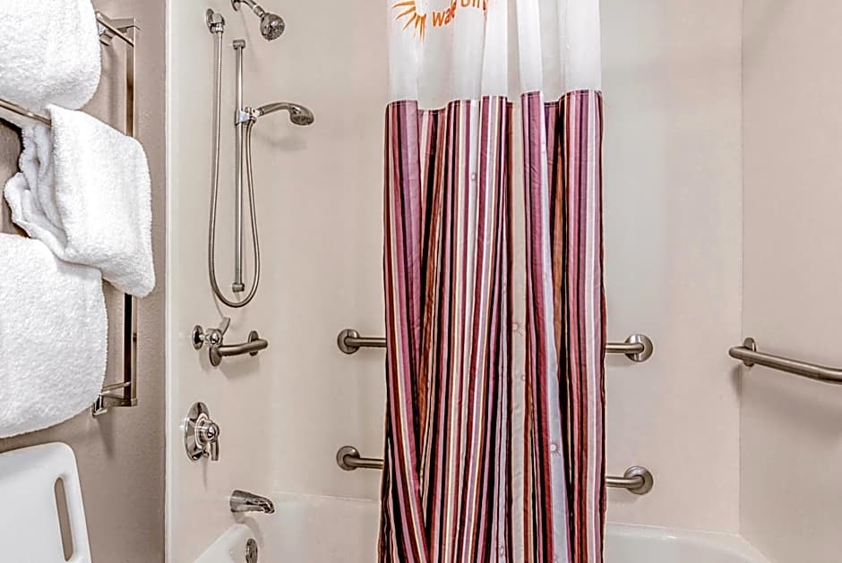 La Quinta Inn & Suites by Wyndham Atlanta Perimeter Medical Center