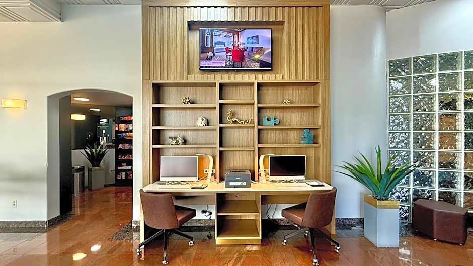 Best Western Plus Suites Hotel - LAX Airport LA Stadium