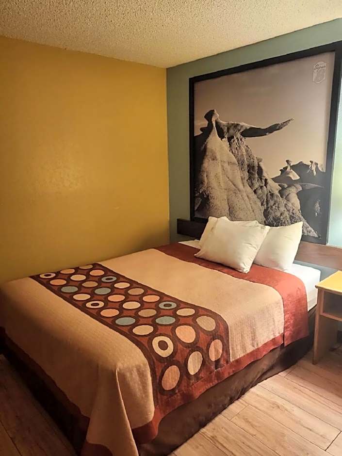 Super 8 by Wyndham Raton