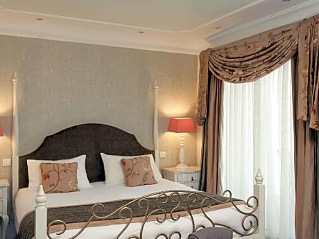 Classic Room on the river side with terrace and 1 double bed