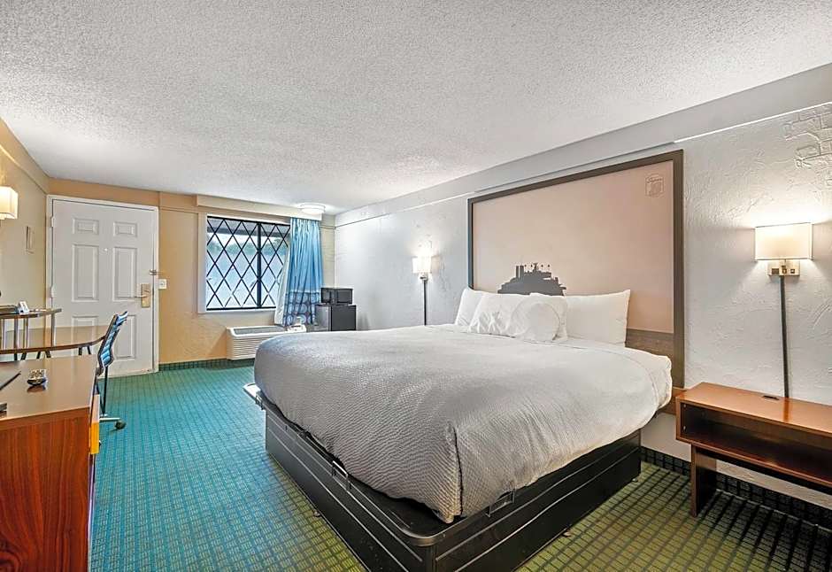 Super 8 by Wyndham Lantana West Palm Beach