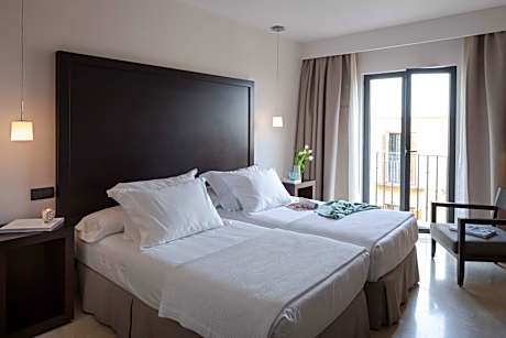 Double or Twin Room (1-2 Adults)