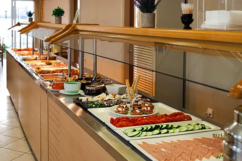 Village Inn Studios & Family Apartments