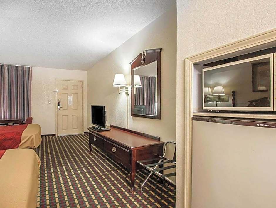 Econo Lodge Inn & Suites Tuscaloosa I-20