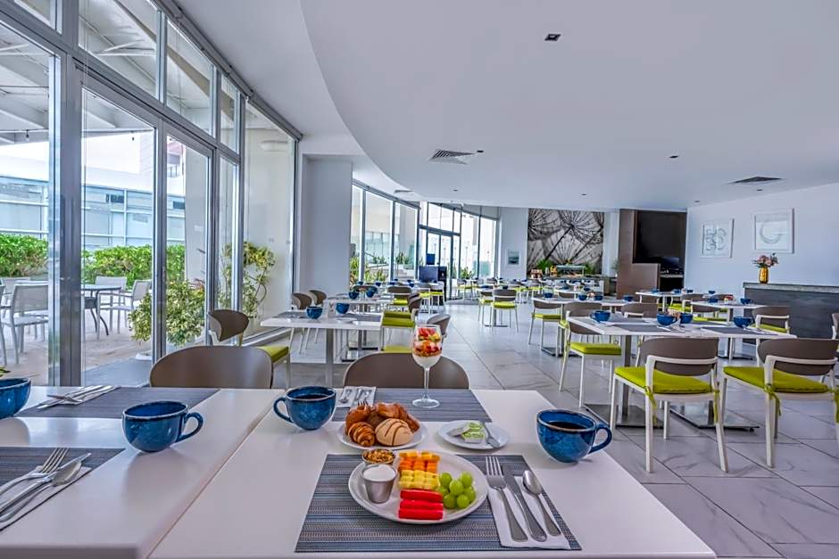 Krystal Urban Cancun-Malecon