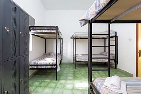 Single Bed in Mixed Dormitory Room
