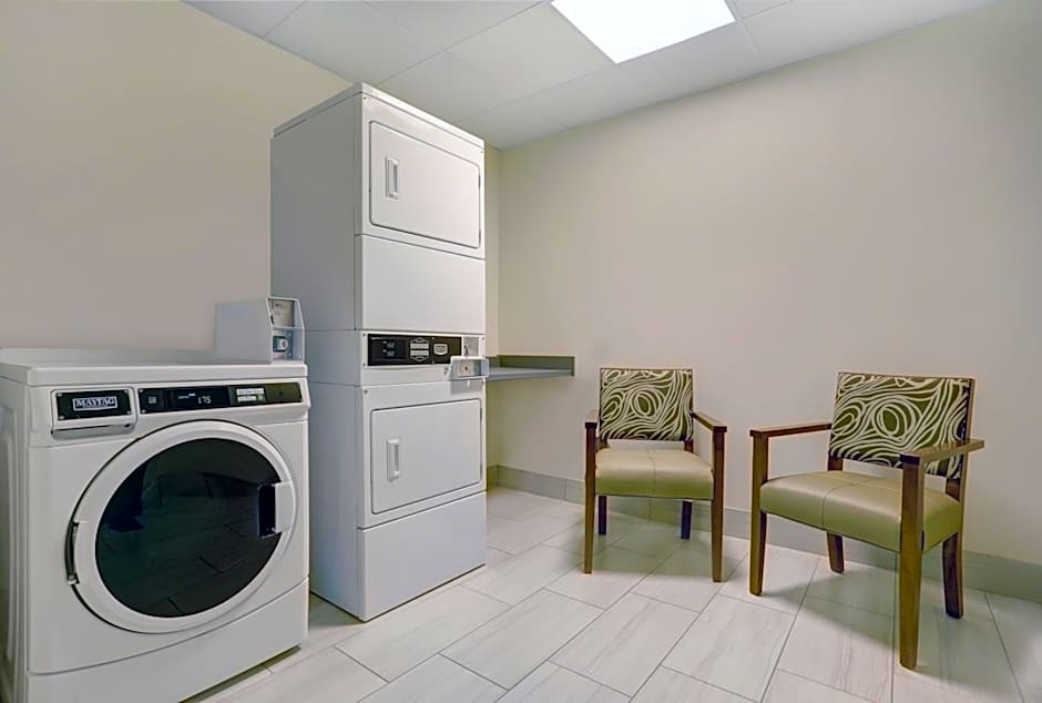 Holiday Inn Express & Suites - Lenexa - Overland Park Area By IHG