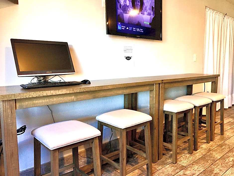 Days Inn & Suites by Wyndham Traverse City