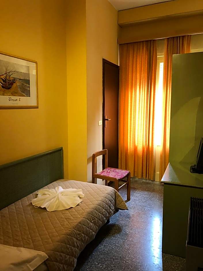 Hotel AMALFI & Restaurant Karaoke Bar