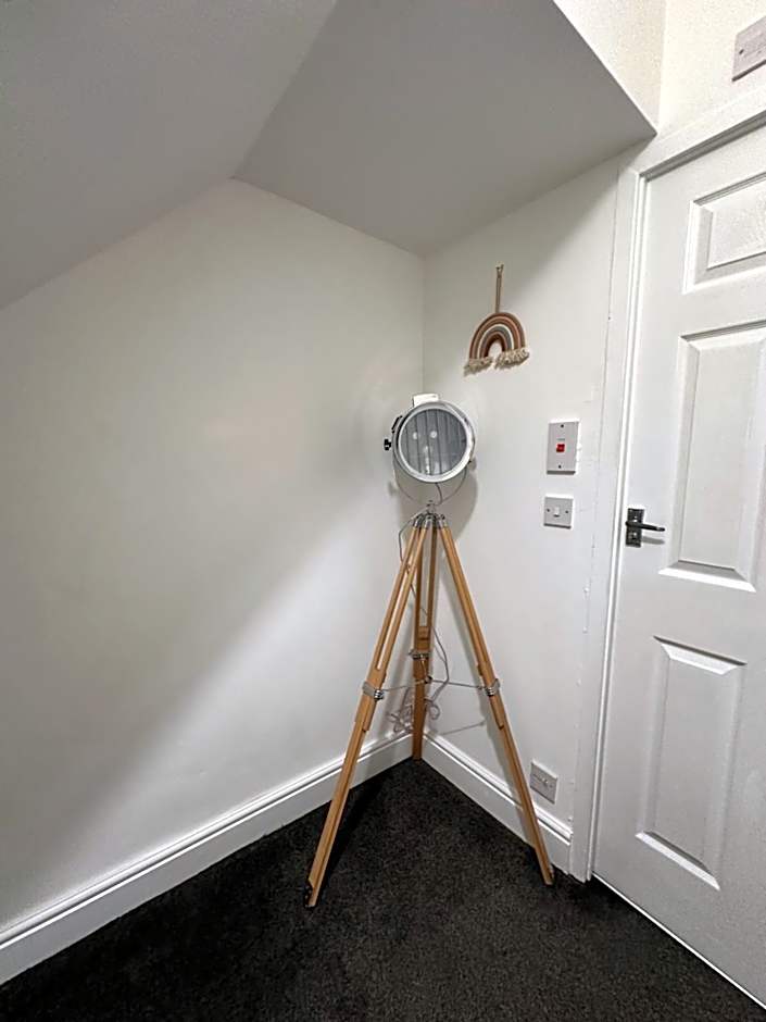 Lovely Town house Room 5