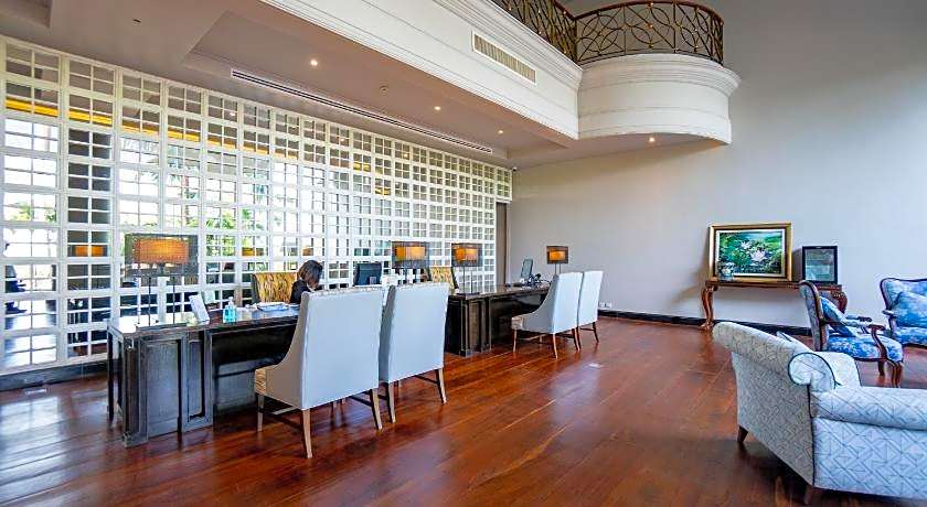 Grand Riverside Hotel