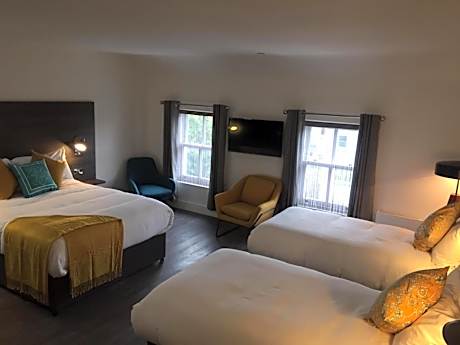 Deluxe Quadruple Room