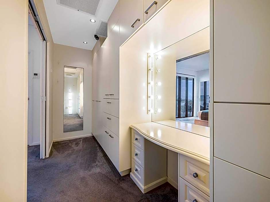 Meridian Alex Beach Apartments