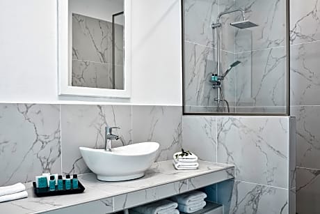 Family Room with Jetted Tub and Sea View