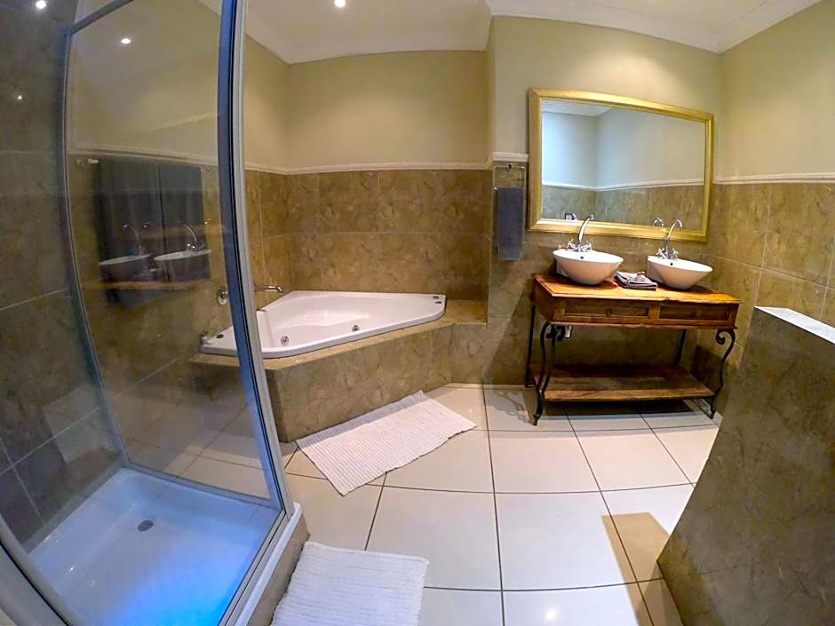 Tuskers Bush Lodge B&B