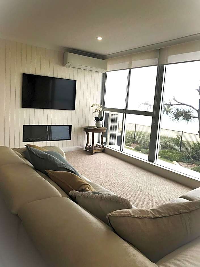 Golden Sands on the Beach - Absolute Beachfront Apartments