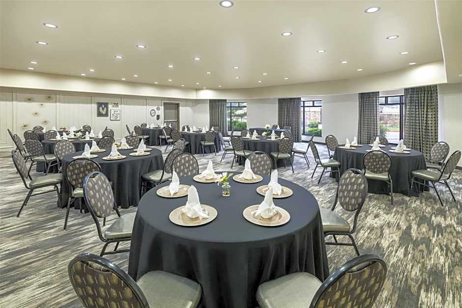 Best Western Premier Crown Chase Inn & Suites