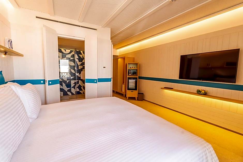 Photo 1 of 7 of Deluxe 1 King Bed, Pool View