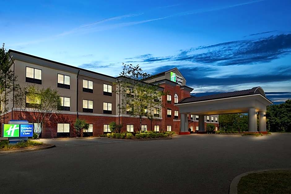 Holiday Inn Express & Suites Fairmont By IHG