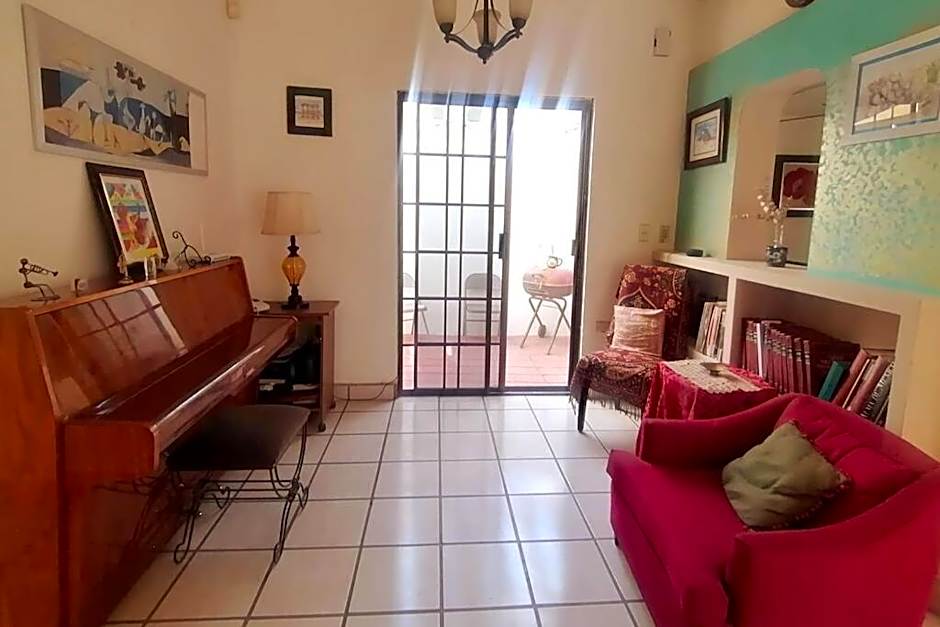Casa Gaviotas Art cozy 2 bed house with art studio close to downtown