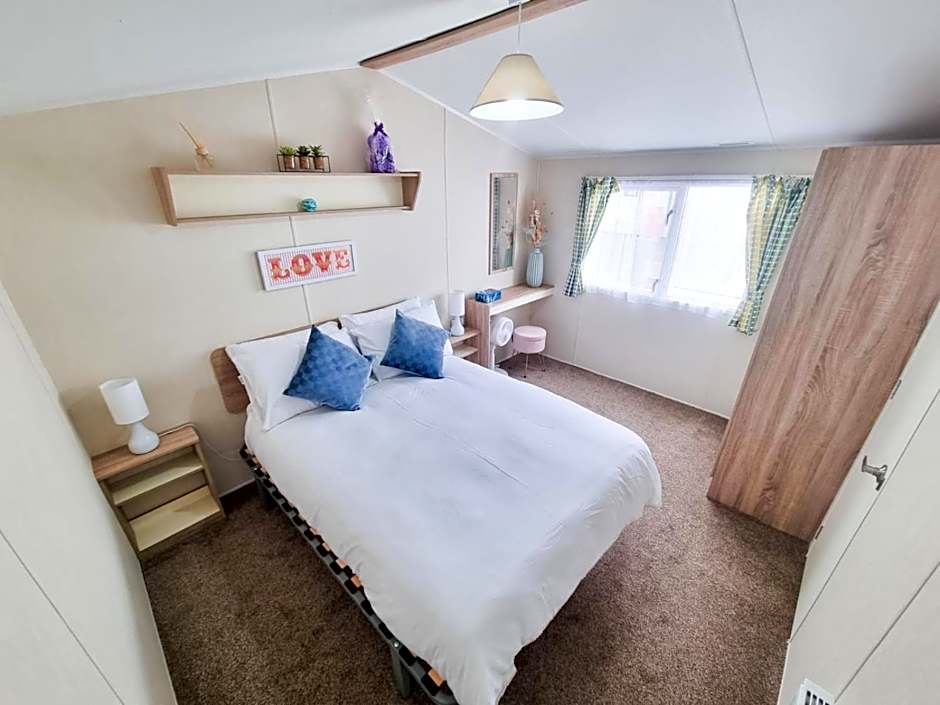 Chic, spacious & fun coastal retreat - family friendly - 3 min walk to beach