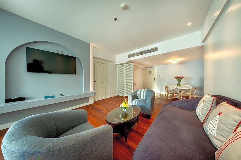Photo 1 of 5 of Suite