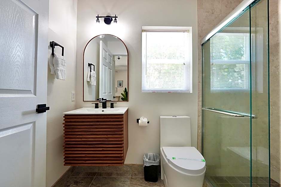 SōLE Suite #1-2 min to BEACH-Patio & Courtyard