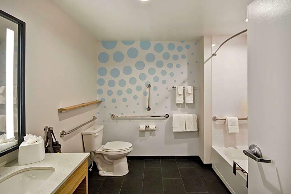 Tru by Hilton Denver, PA