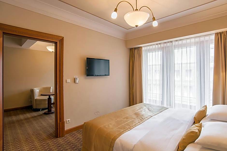 Photo 1 of 7 of Suite