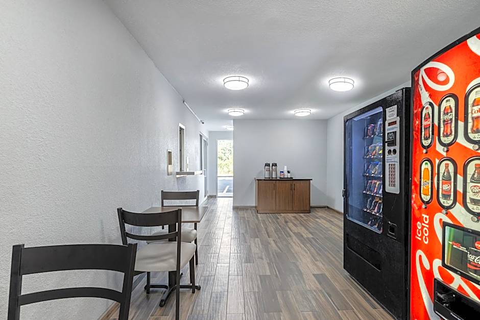 HomeTowne Studios by Red Roof Orange, TX