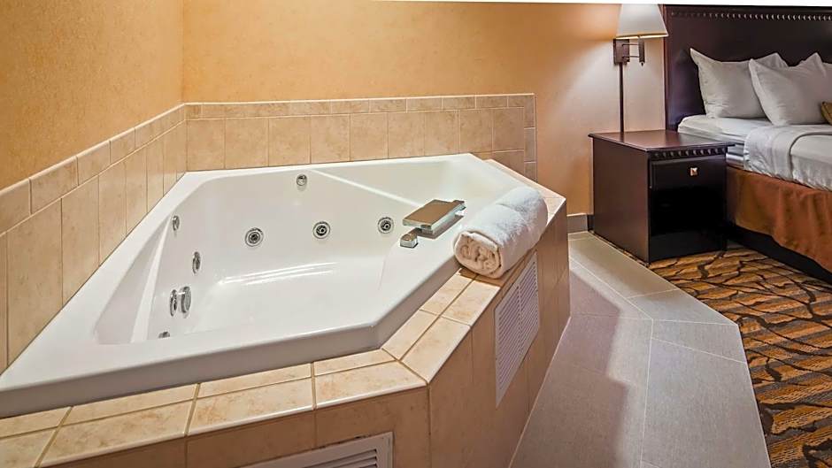 Photo 1 of 10 of 1 King Bed, Whirlpool