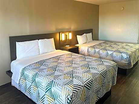 2 Queen Beds | Smoking, Micfridge