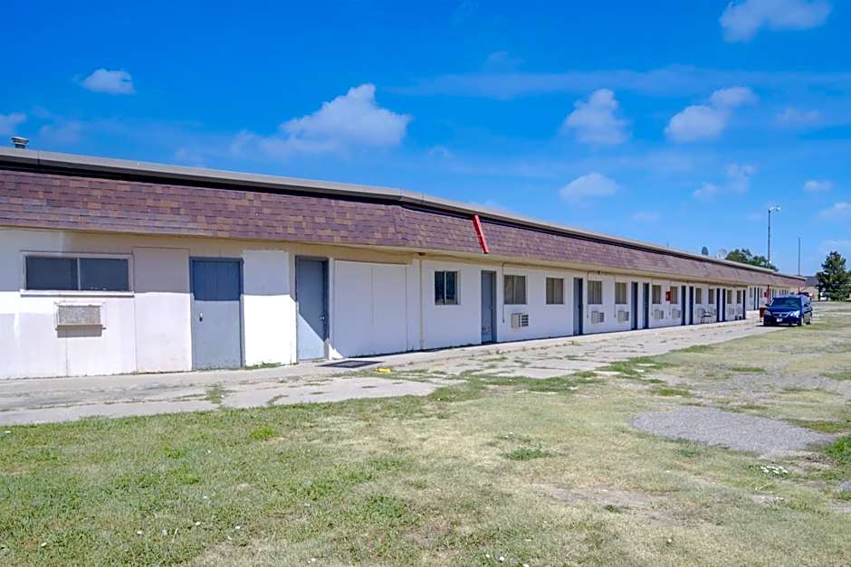 First Inn By OYO Quinter Hwy 70