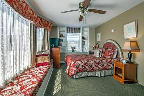 Photo 1 of 1 of Queen Room with Single Bed