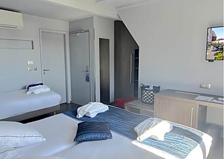 Family triple room (3 single beds & shower) - Non smoking