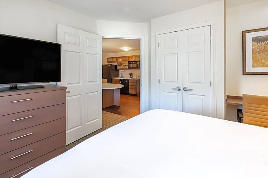 Candlewood Suites-West Springfield By IHG