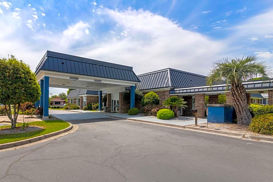 Econo Lodge Near Fort Stewart, Bar, Restaurant, Laundry Facility