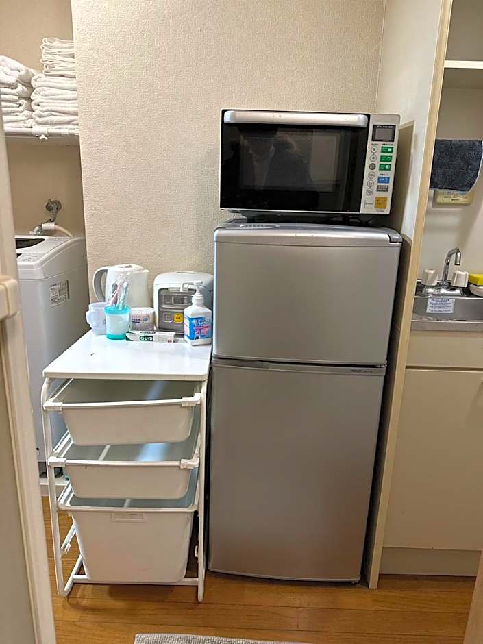 honeys guest house elevator , wash machine, huge closet space, private bathroom, walk to skytree in 10 minutes