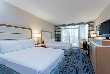 Oceanfront Mobility Accessible 2 Queen Beds - Pet-Friendly