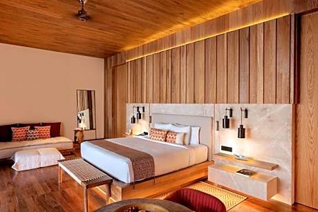 Oceanfront Veranda Pool Suite - King