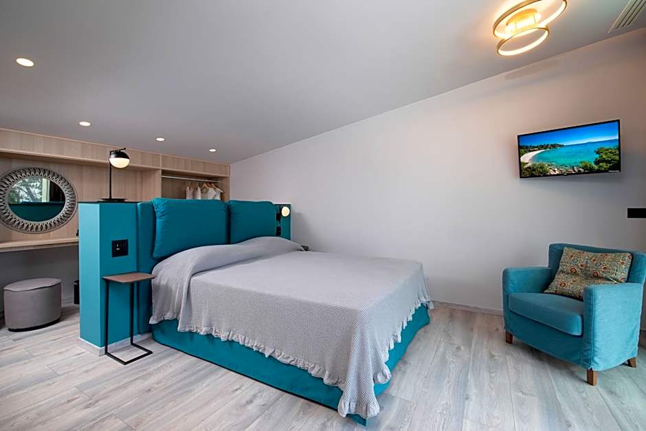 Lagomandra Luxury Suites with Private Pools