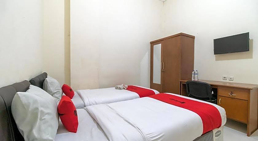 RedDoorz near Universitas Esa Unggul Bekasi Harapan Indah